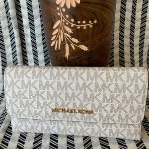 Michael Kors Jet Travel Carryall Trifold Wallet